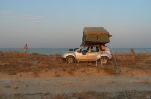 Dacia Duster mit Dachzelt am Meer