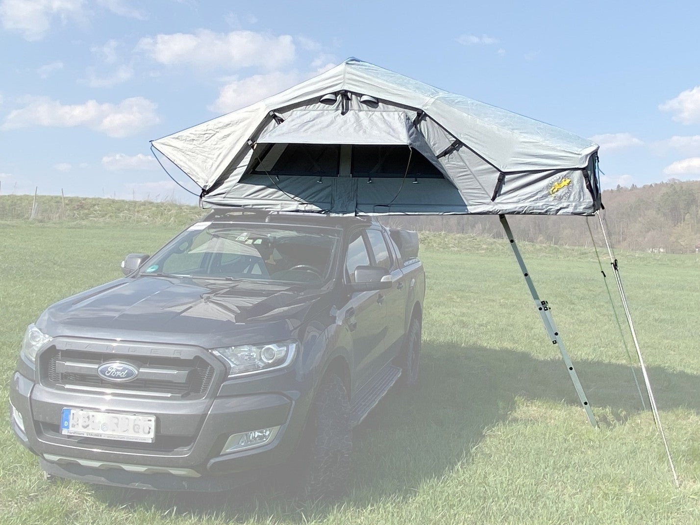 Tanami Pro Dachzelt auf Ford Ranger mit hellerem Hintergrund