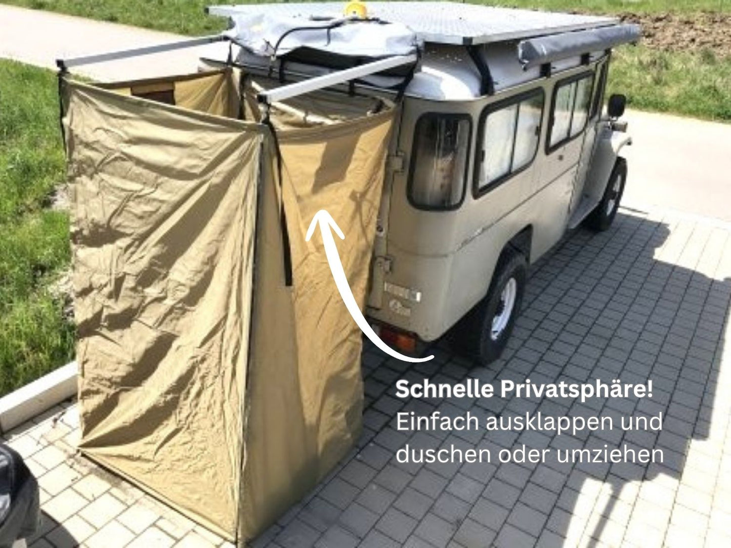 Duschzelt an Autoheck montiert und aufgeklappt