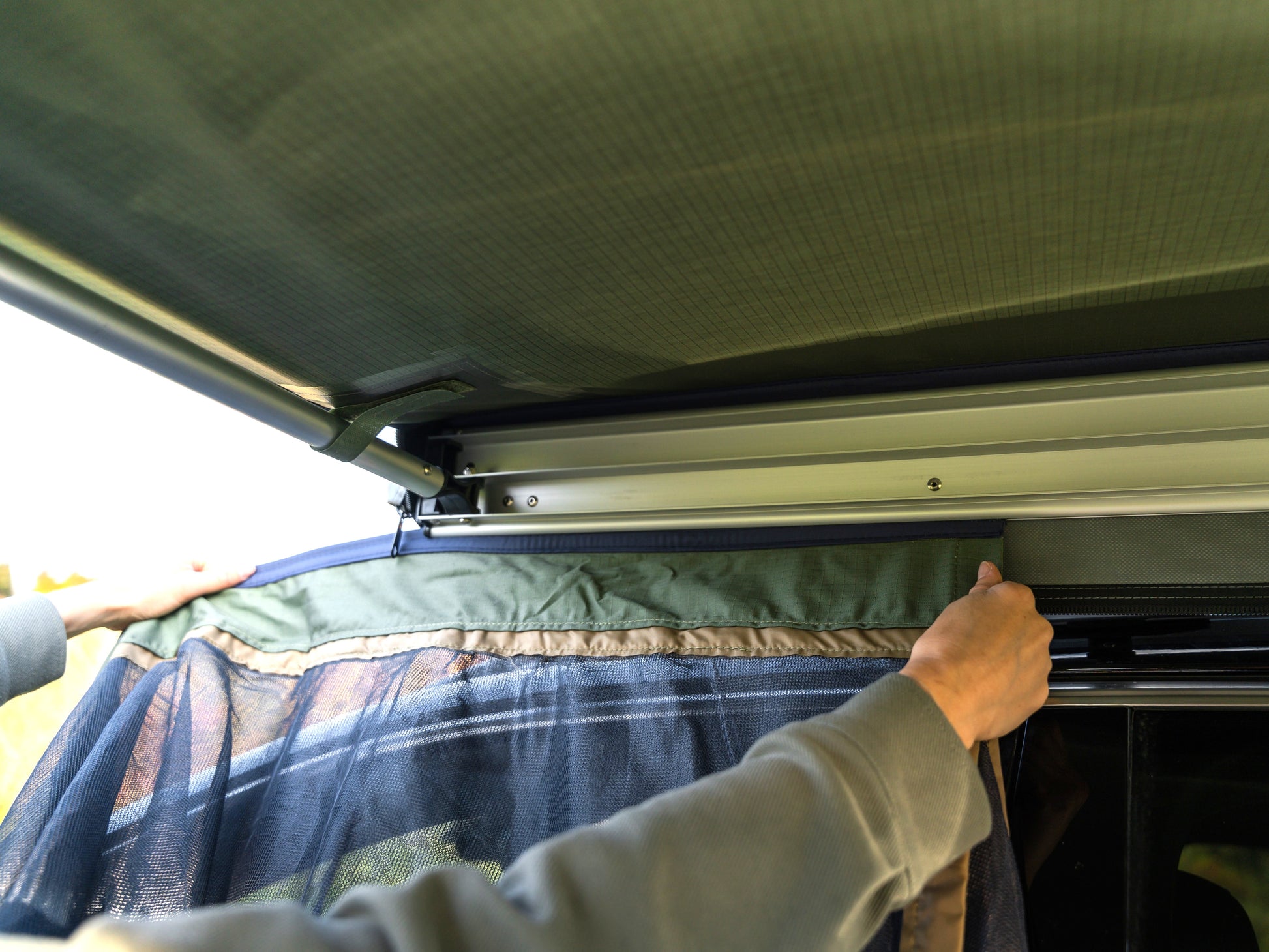 Moskitonetz wird in Keder der Automarkise eingezogen