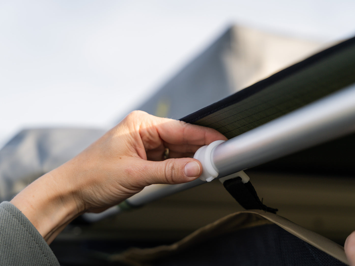 Befestigung des Moskitonetzes an der Automarkisen-Stange