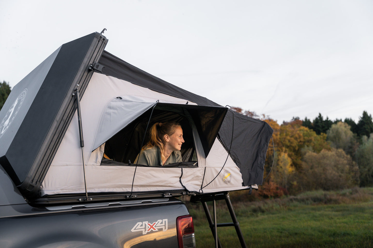 Leichtes Hybrid-Hartschalen-Dachzelt (Vorführer/Muster)