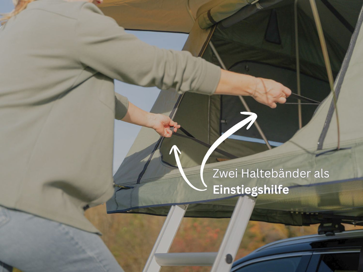 Frau steigt das Dachzelt hoch und nutzt dabei die Einstigshilfe-Schlaufen