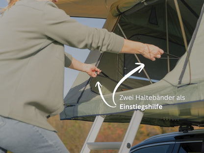 Frau steigt das Dachzelt hoch und nutzt dabei die Einstigshilfe-Schlaufen