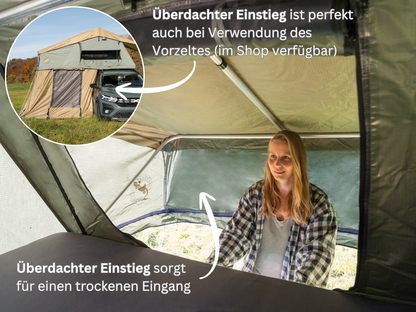 Frau steigt ins Dachzelt mit überdachterm Einstieg