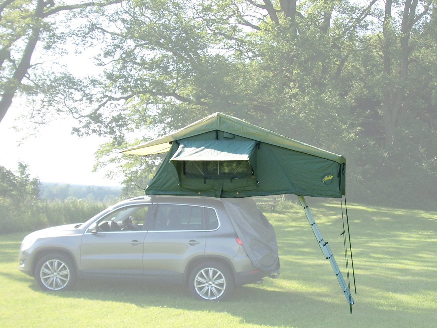 Tanami Plus auf Kleinwagen auf einer Lichtung