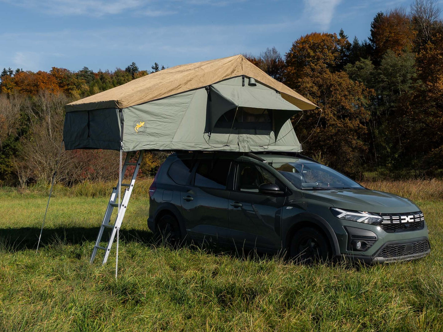 Tanami Plus Dachzelt auf Dacia Seitansicht
