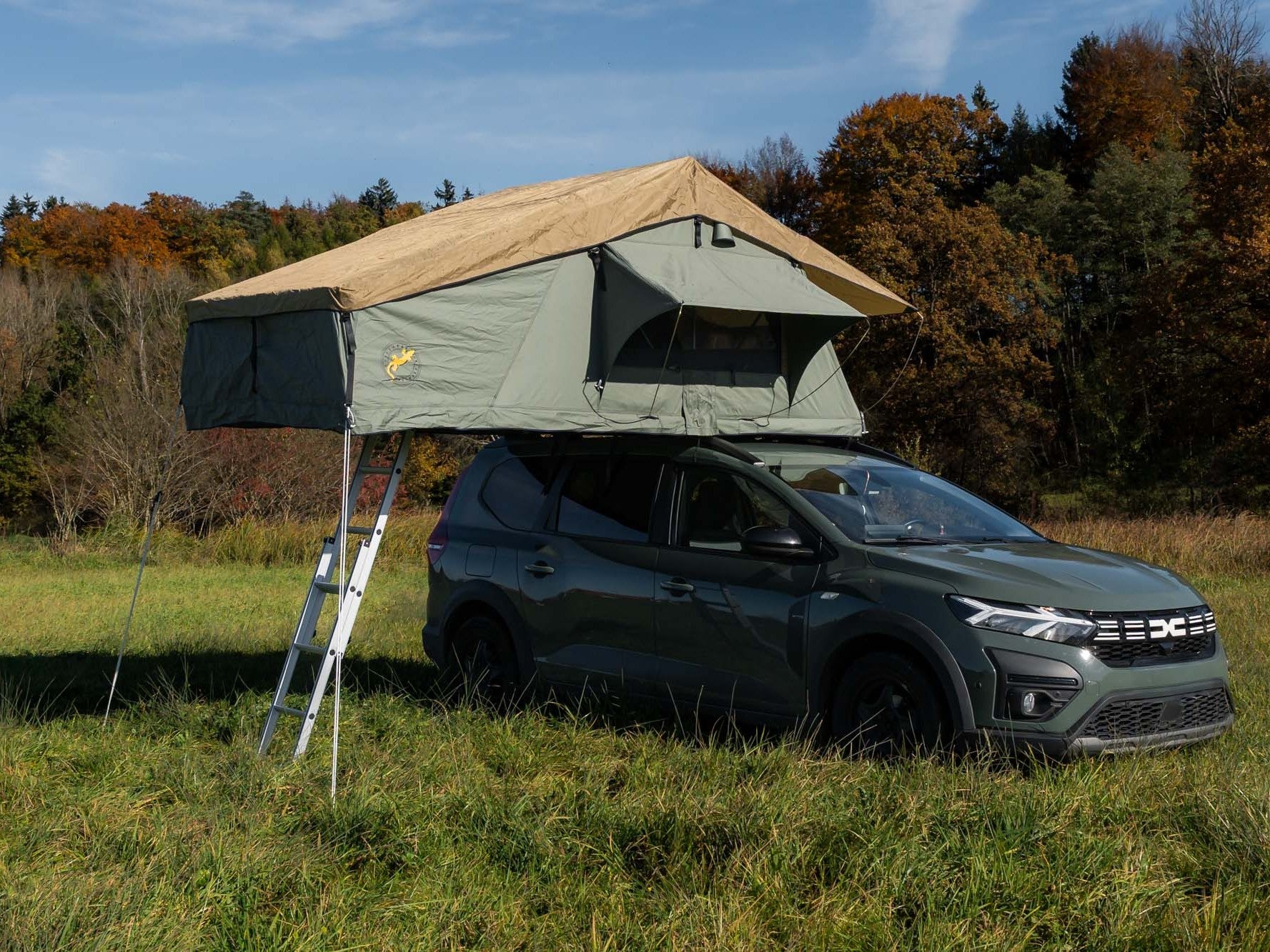 Tanami Plus Dachzelt auf Dacia Seitansicht