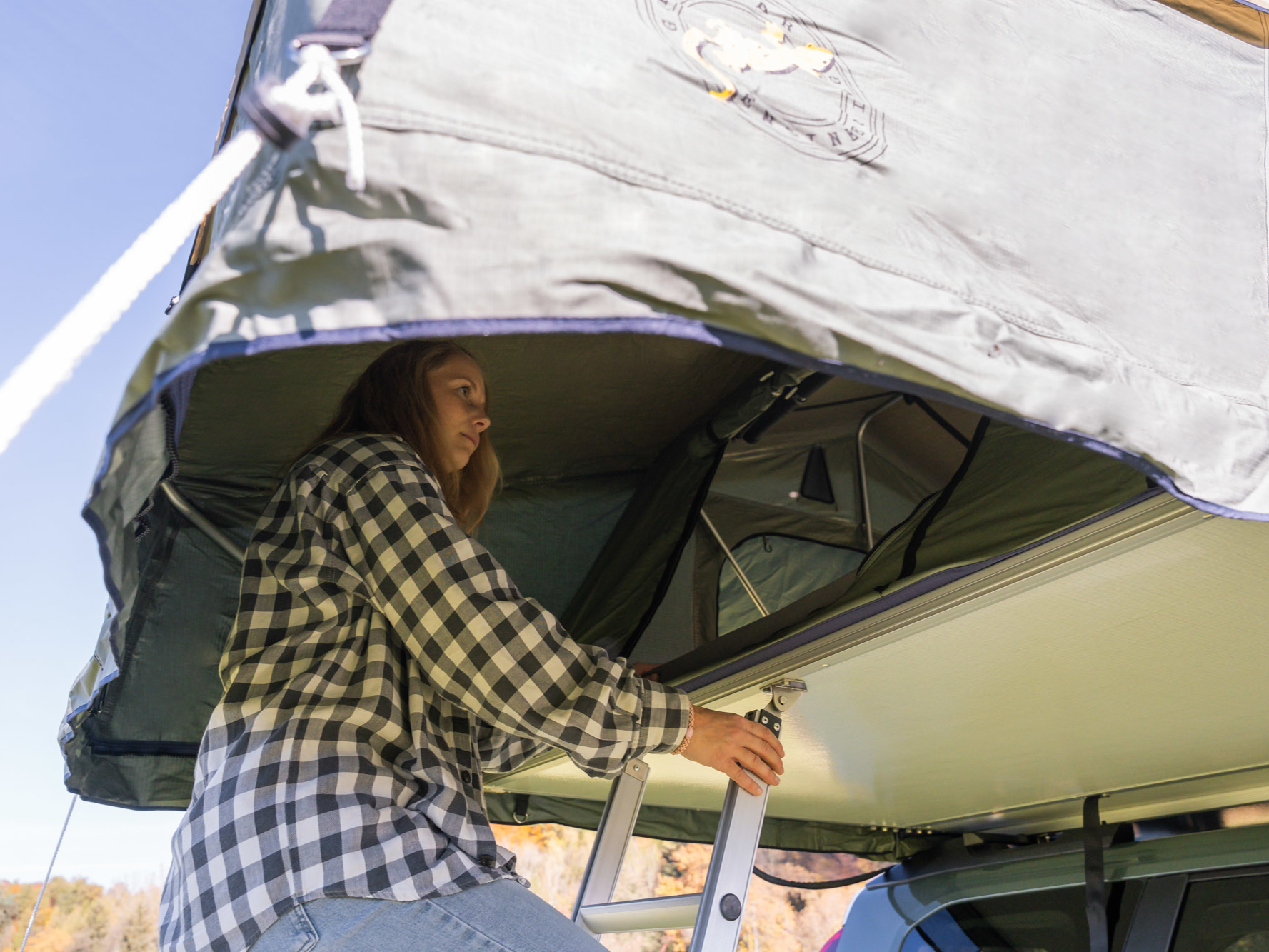 Überdachter Einstieg des Dachzelts von unten fotografiert
