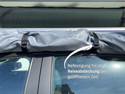 Reiseabdeckung des Dachzelts kann aufgewickelt werden während das Dachzelt aufgeklappt ist