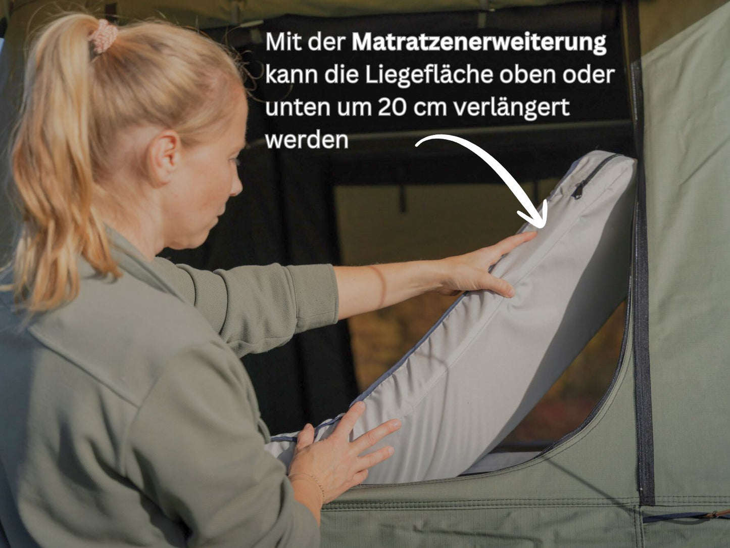 Frau setzt Matratzenerweiterung ein, diese verlängert die Liegefläche um 20 cm