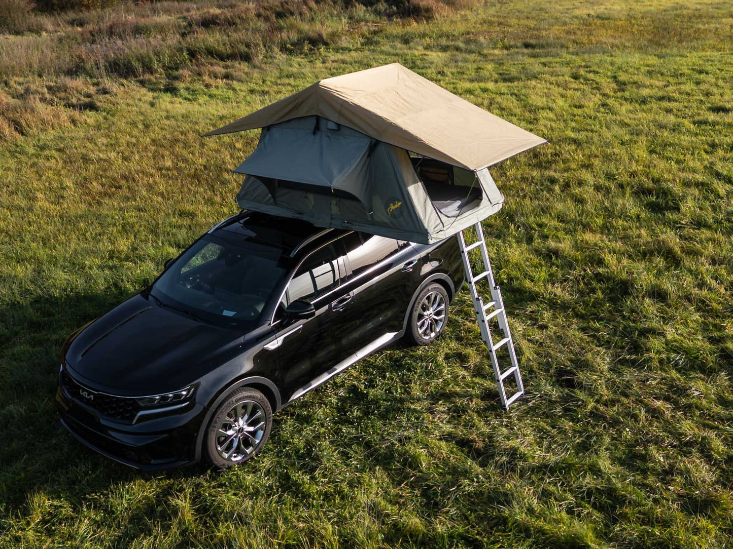 Tanami Ultra Light auf Kia Sorento von schräg oben