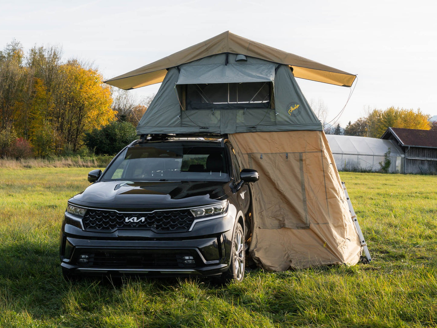 Tanami Ultra Light mit Vorzelt auf Auto