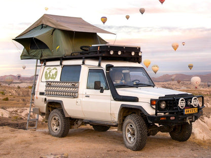 Dachzelt auf Geländewagen in der Türkei vor vielen Heißluftballons