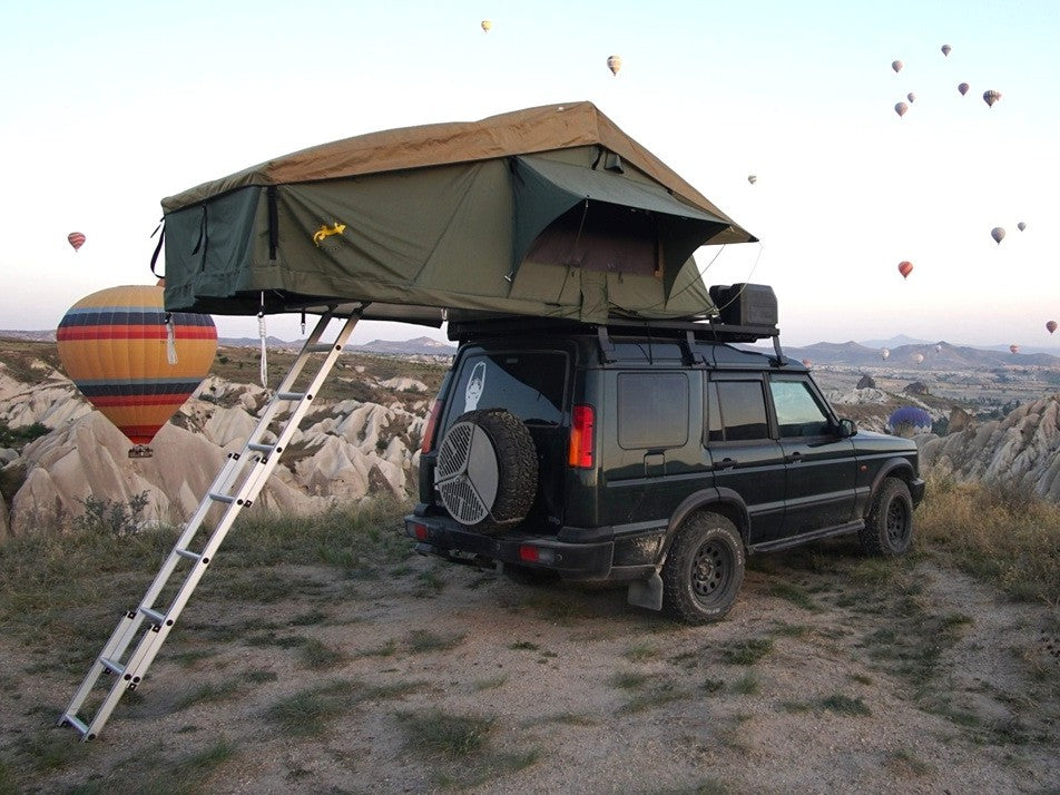 Tanami Plus Dachzelt auf Geländewagen in der Türkei vor vielen aufsteigenden Heißluftballons