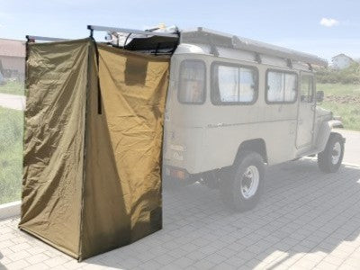 Duschzelt am Heck von Geländewagen aufgebaut
