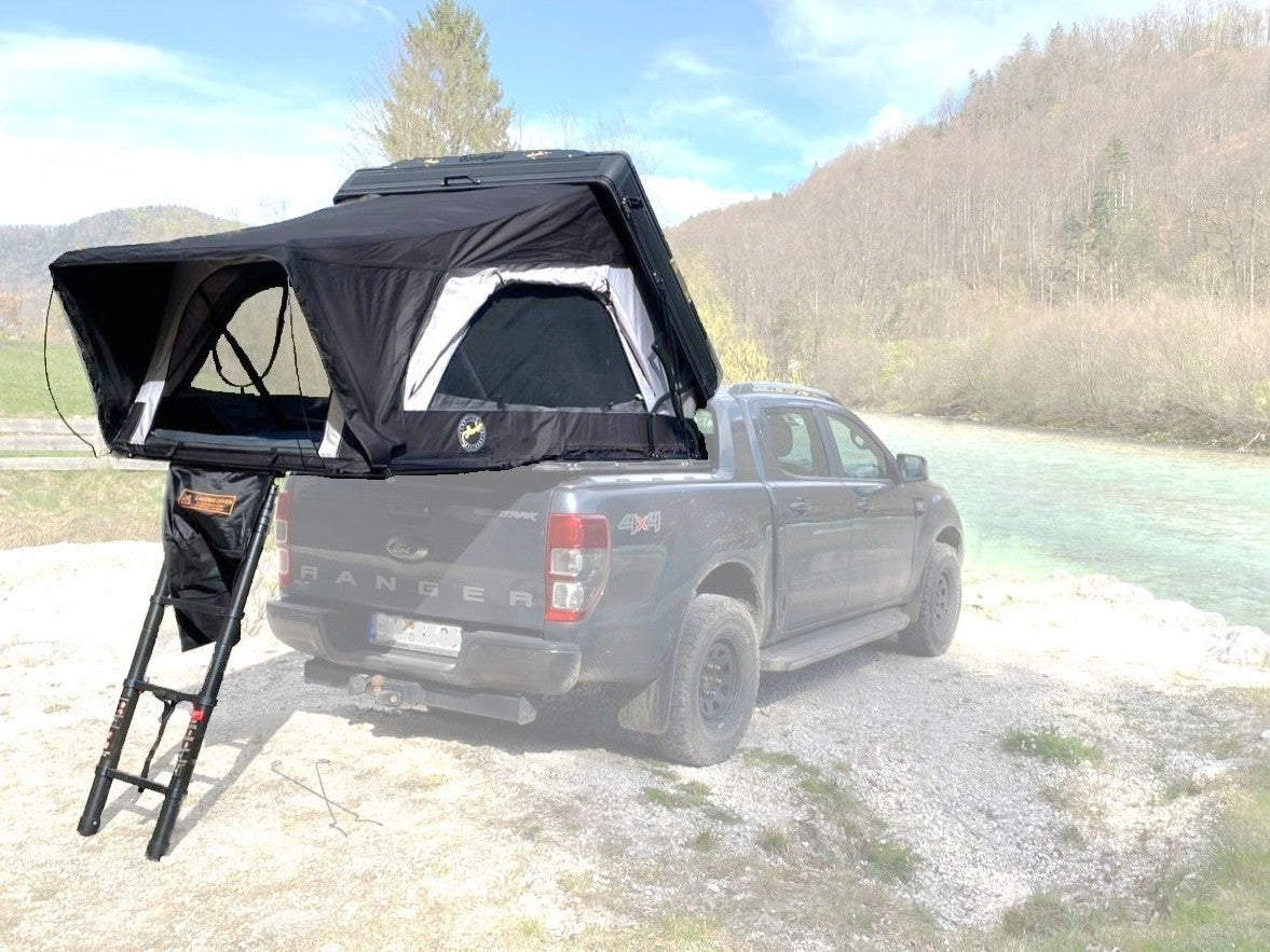 Bonito Hartschalendachzelt mit Ausklappmechanismus auf Ford Ranger am Fluss